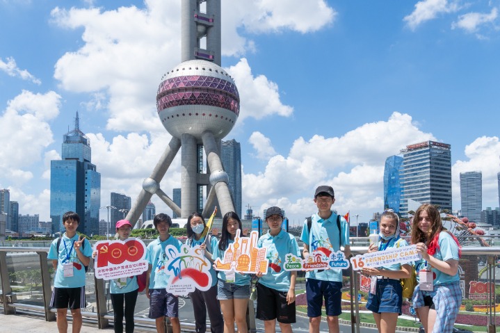 Young foreigners pledge to build more bridges