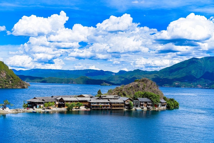 Aquatic plants add color to Lugu Lake