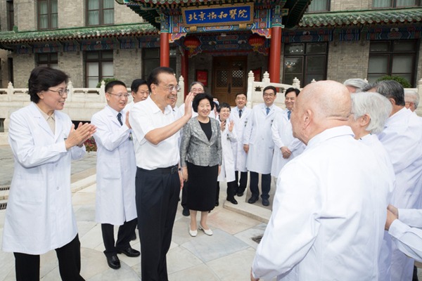 Premier Li stresses professional ethics among medical workers