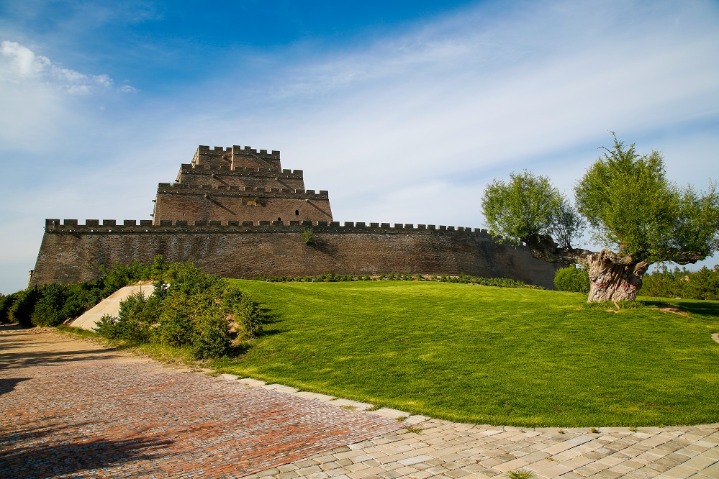 Renowned tower gives splendid views of Great Wall