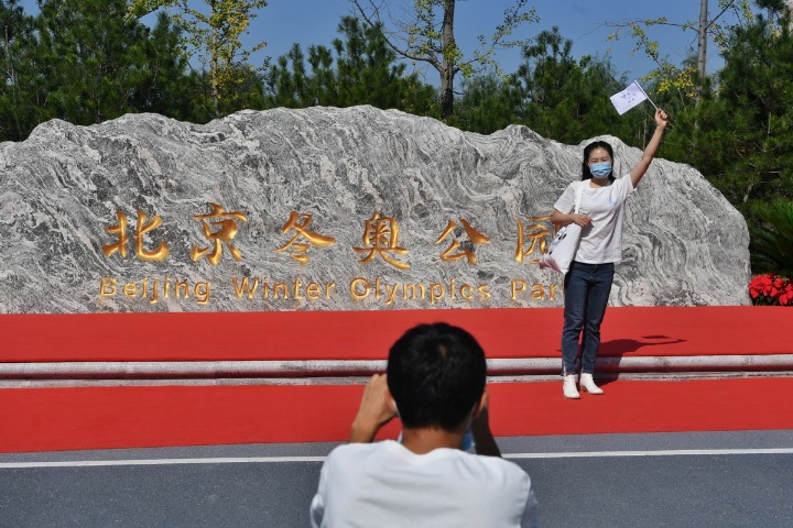 Newly-opened Beijing Winter Olympic park attracts tourists during National Day Holiday