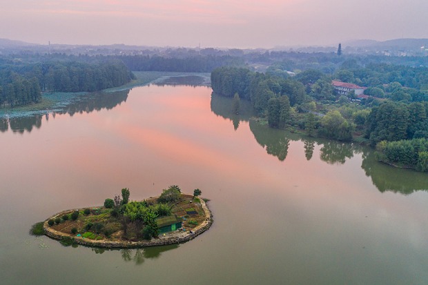 East Lake resembles fairyland in the morning