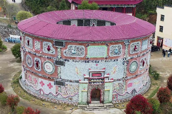 One Minute China: 91-year-old potter builds her porcelain palace