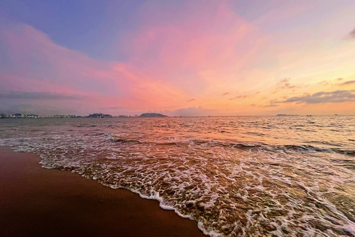 Picturesque winter seaside sunset in S China