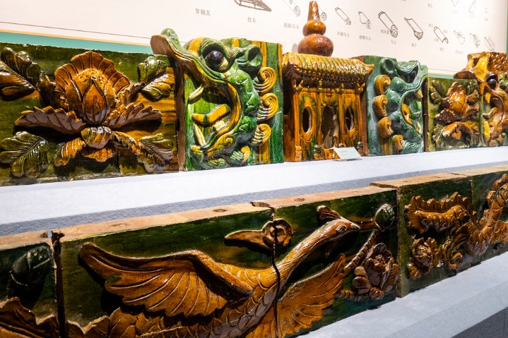 Glazed potteries on exhibit in Shanxi