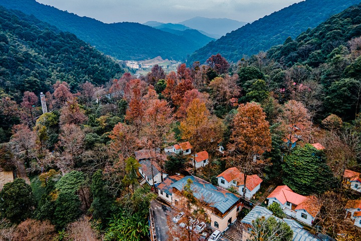 Picturesque Pingshan Mountains are a winter attraction in E China