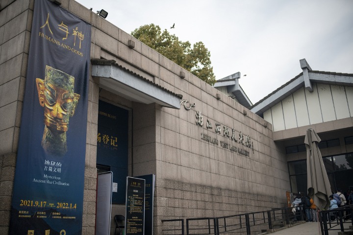 Relics depicting ancient Shu civilization on exhibit in Zhejiang