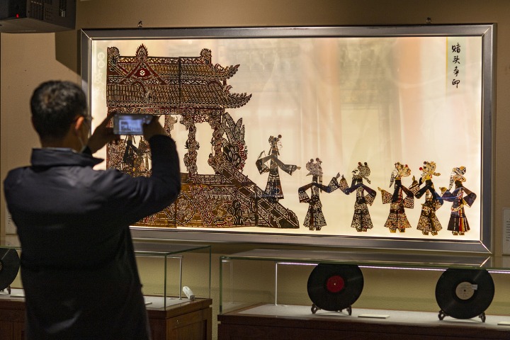 Shadow puppetry exhibit ongoing in Beijing