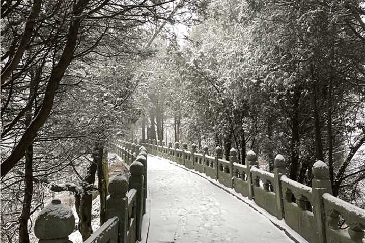 Hubei mountain looks majestic after snowfall