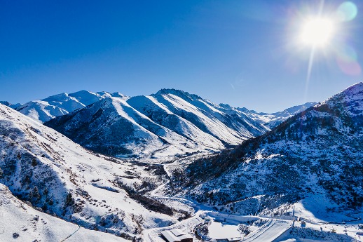 Snow-capped Sichuan mountain looks gorgeous at sunrise