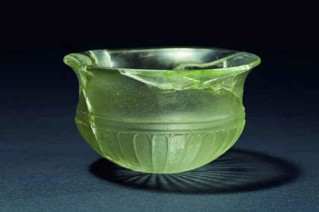 Looking-glass exhibit in Beijing reviews cultural exchanges in glass art