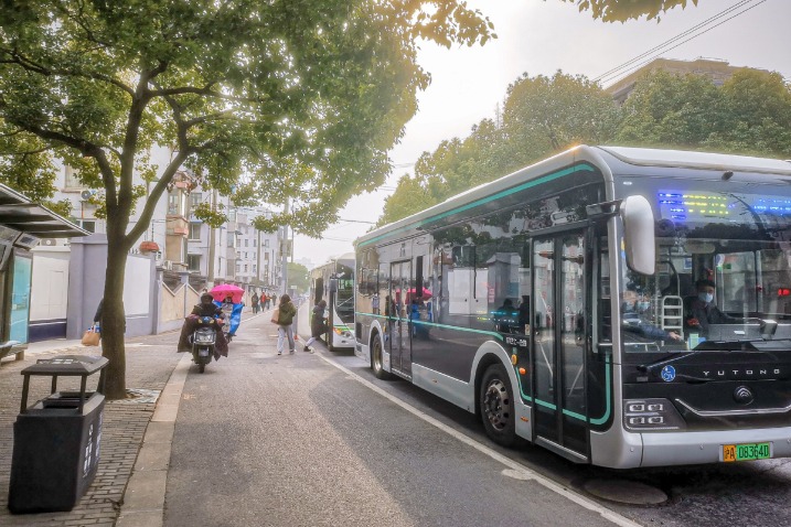 Shanghai bans food, drink and speakers on buses