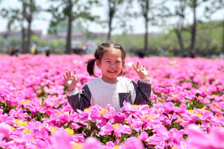 Spring adds color to scenic spots across the country