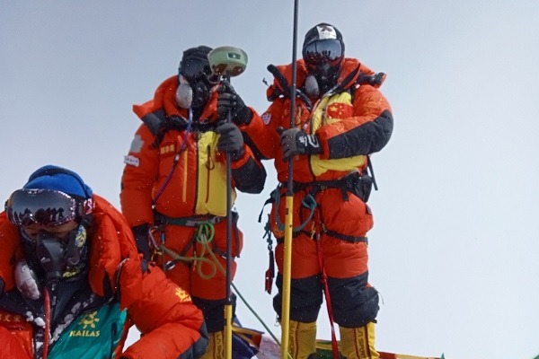 Father, son conquer Qomolangma together