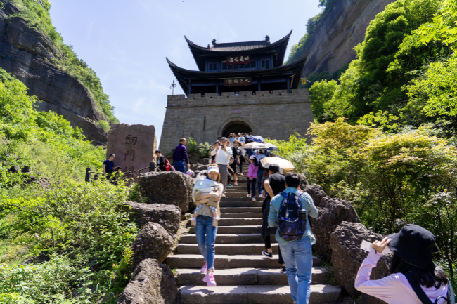 Jianmenguan scenic spot invite holiday consumption