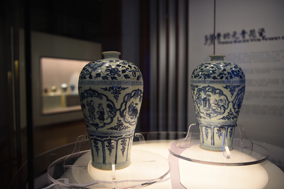 Twin blue-and-white vases debut at Wuhan Museum