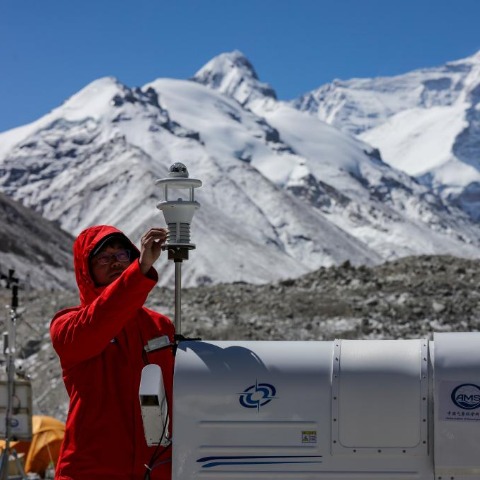 China sets up world's highest automatic weather station