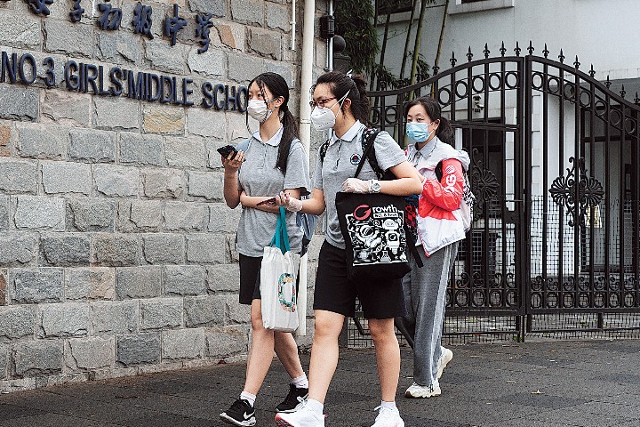 Shanghai students begin returning to classrooms