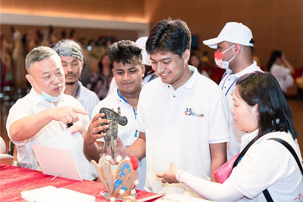 Silk Road youths explore Sichuan giant puppetry