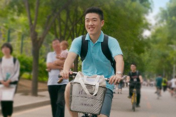 Documentary follows lives of Tsinghua alums, faculty