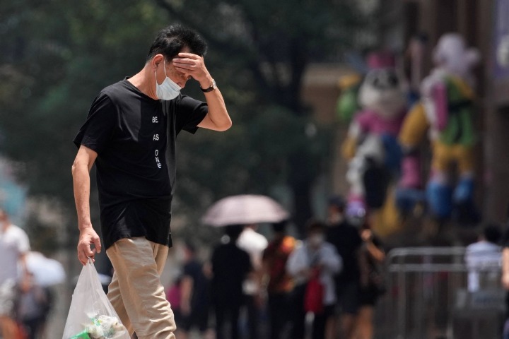 Public urged to take measures to beat extreme heat in Shanghai