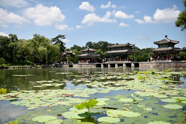 Chengde Mountain Resort draws tourists in the summer