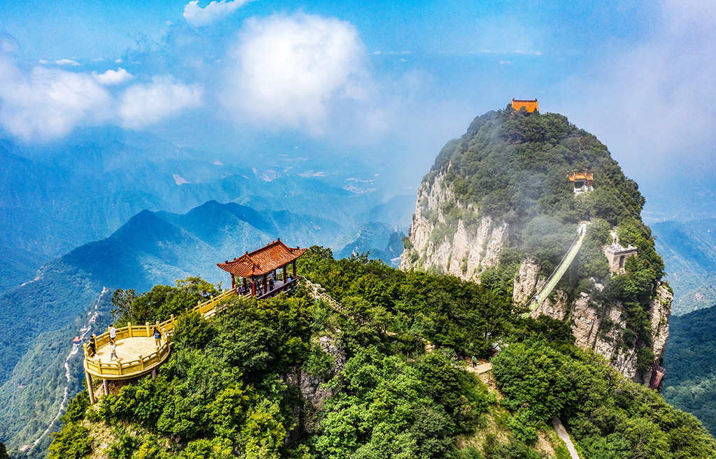 Clouds hover over Wulao Peak in Shanxi after rainfall | www ...