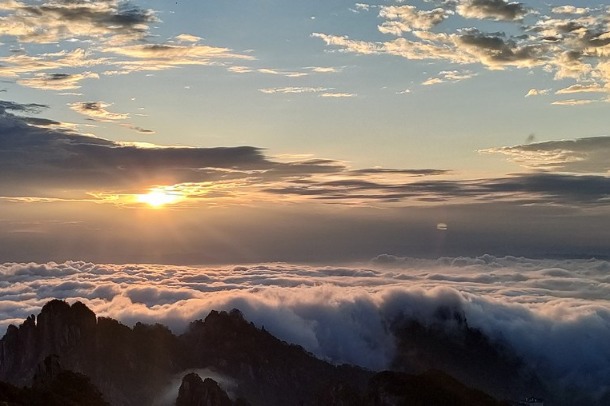 World heritage site Huangshan Mountain attracts more tourists in July