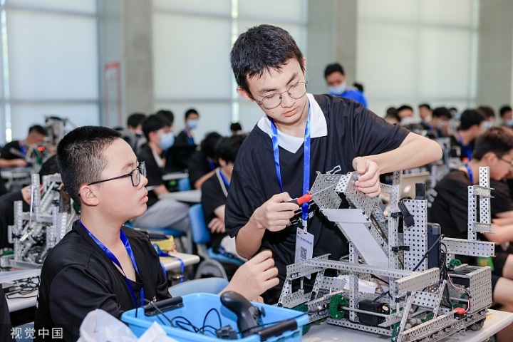 Robotic competition enlightens adolescents' interest in high-tech