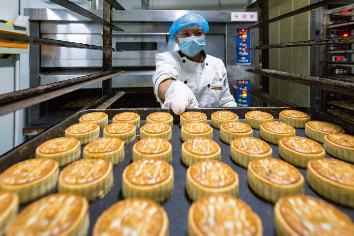 Mid-Autumn Festival arrives, moon cake production revs up