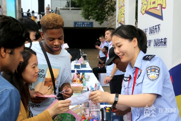 Zhenjiang police shares legal knowledge with international students