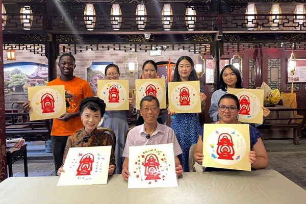 Shanghai intl students explore Chinese ICHs during summer program