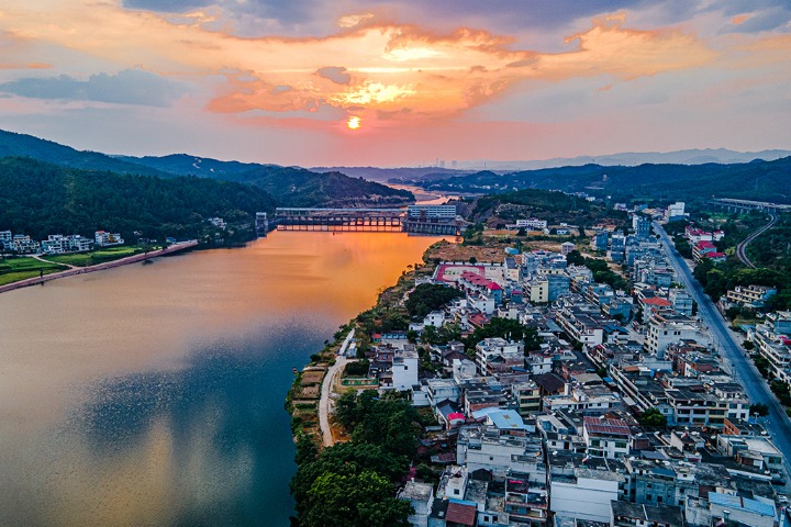 Jiangxi village transforms into watercolor at sunset