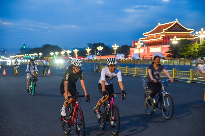 Here come the cyclists, make room