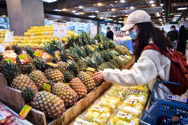 Pineapples grown on once barren land helps Chongzuo village