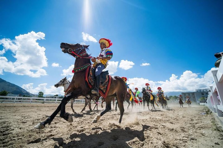 Online sales leap in Tibet during shopping festival