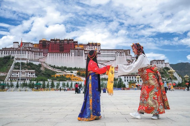 Online sales leap in Tibet during shopping festival