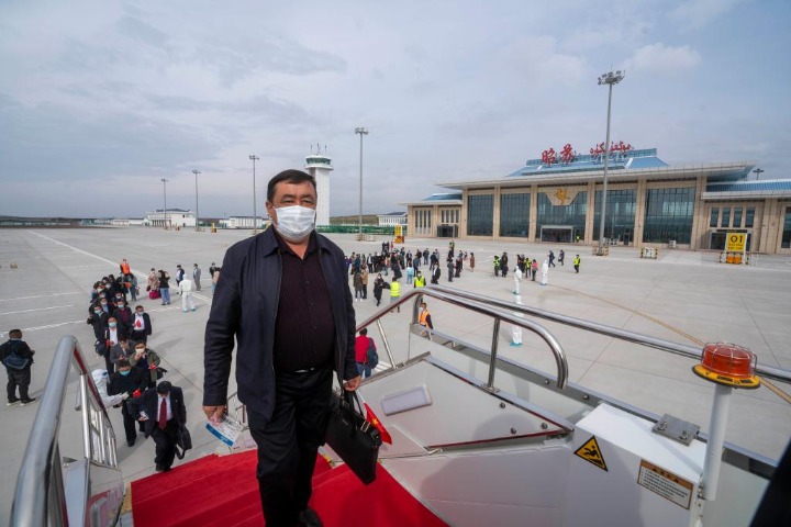 Xinjiang's first plateau airport starts operation