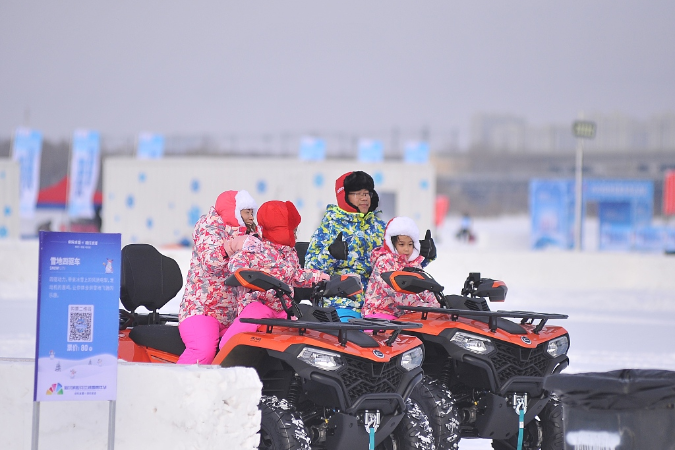 Ice and snow warm up winter tourism in Northeast China