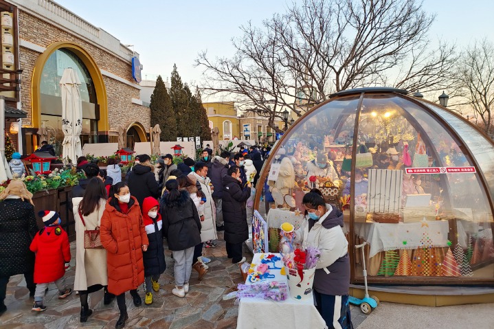 China's consumption gains steam as shopping, tourism, catering rebound