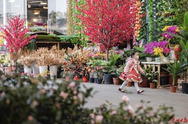 A child walks in the flower market..jpg