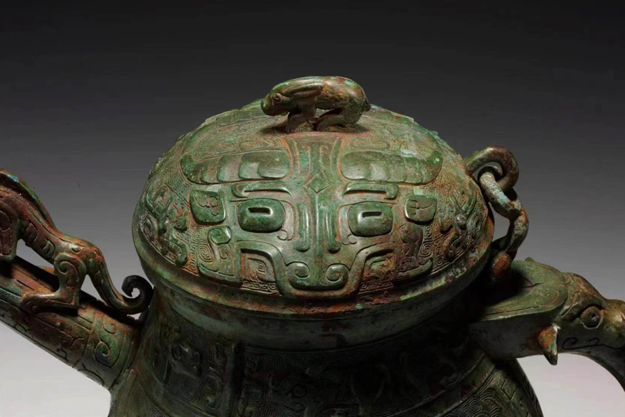 Western Zhou Dynasty wine container with rabbit-shaped lid handle