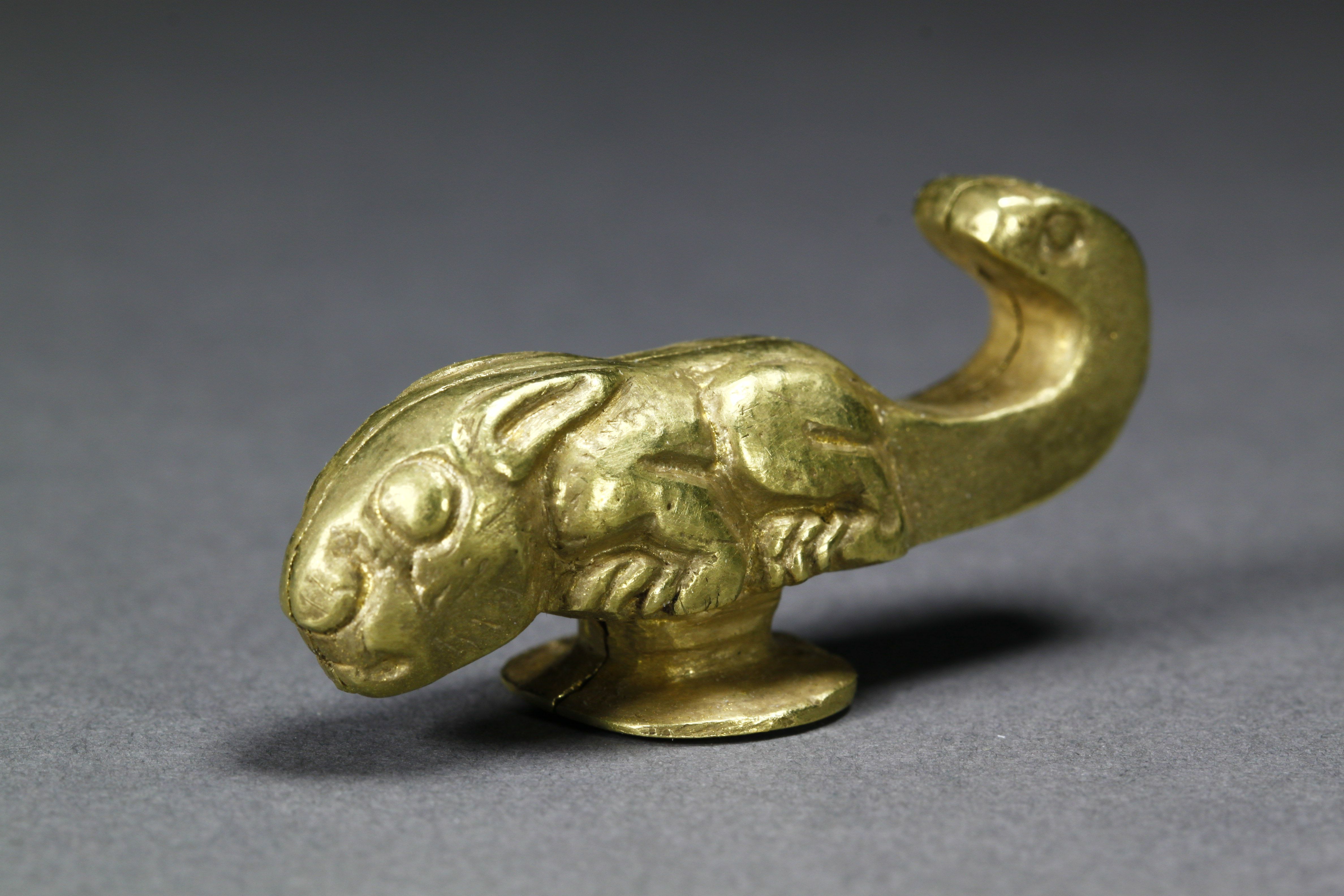 Western Han Dynasty rabbit-shaped golden belt buckle