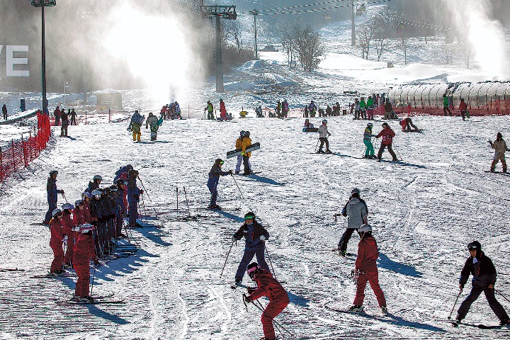 Tourists hitting slopes again in northeastern Jilin