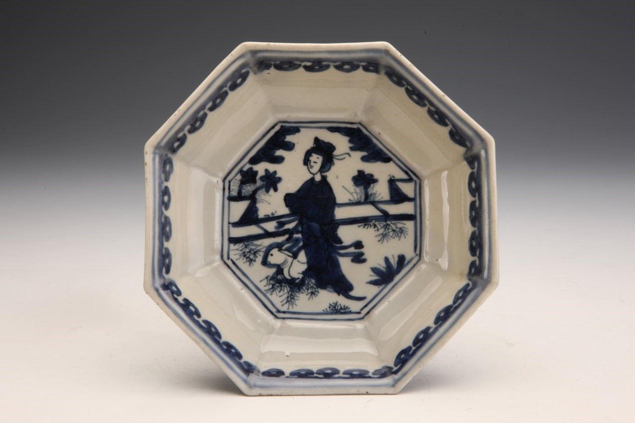 Ming Dynasty blue-and-white plate depicts Chang’e and rabbit