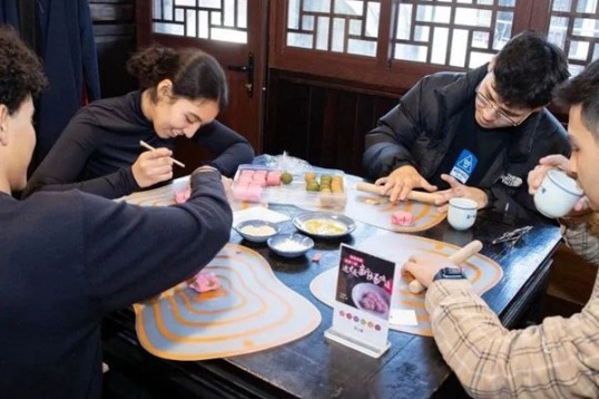 Intl students explore ancient towns in Shanghai during winter vacation