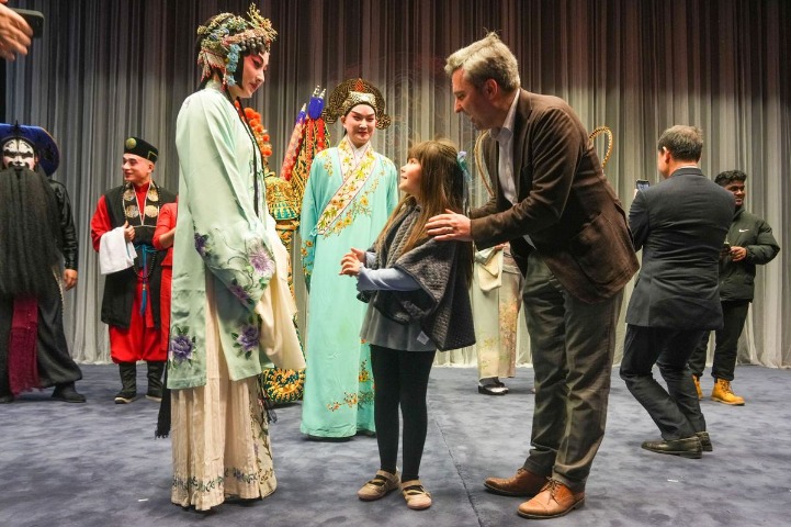 Diplomats celebrate Lantern Festival in Shanghai