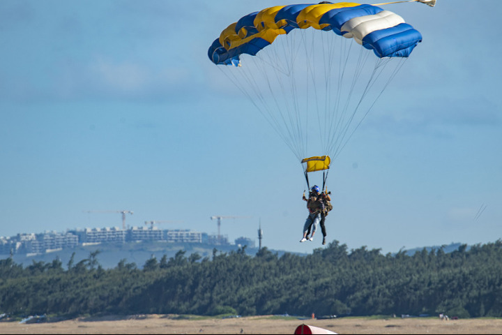 Aero sports become new tourist attraction in China's Hainan