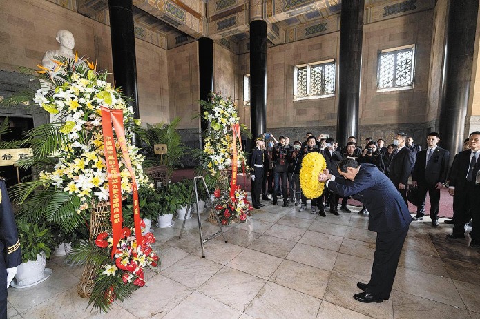 Ma Ying-jeou visits Sun Yat-sen Mausoleum in Nanjing