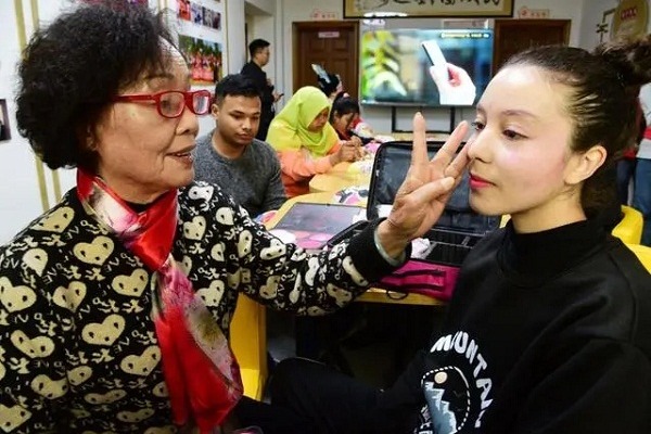 International students in Jiangsu learn about Chinese opera